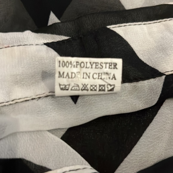 White and black women’s sleeveless top with brown buttons. Size M - Picture 8 of 8